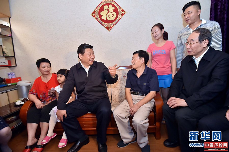 这是1日傍晚，习近平来到福州市军门社区居民邱沛霖家中看望，听取一家人对社区工作的意见，了解他们的生活状况。 新华社记者 李涛 摄