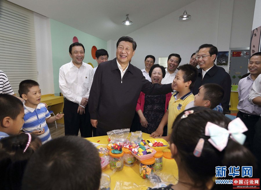 这是1日傍晚，习近平在福州市军门社区与正在老师辅导下开展科普活动的孩子们亲切交谈。 新华社记者 兰红光 摄