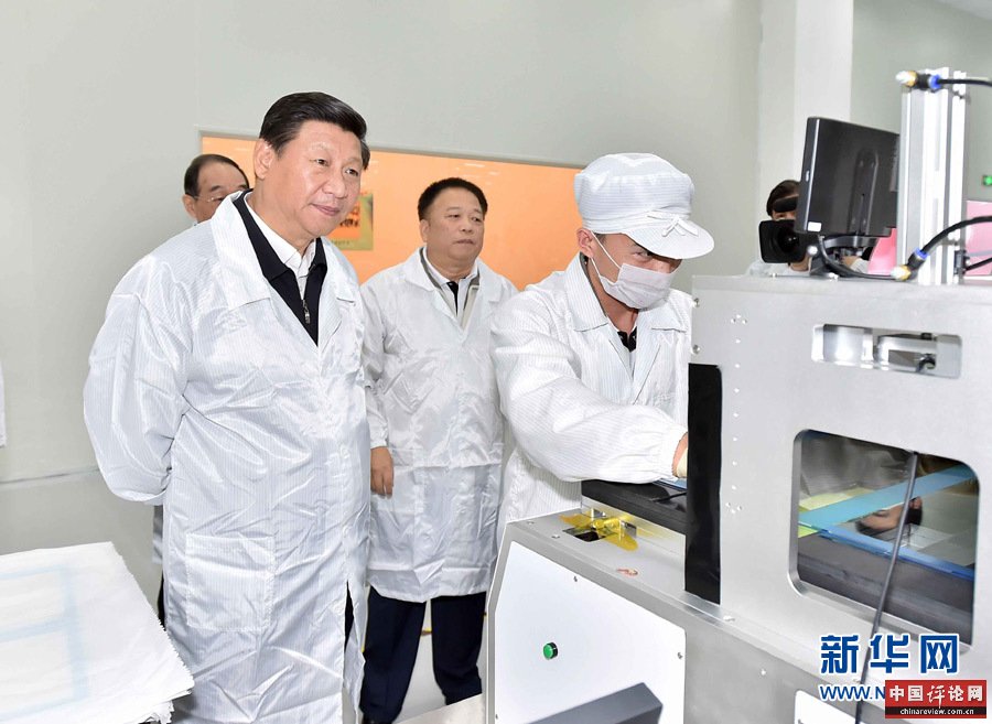 这是1日上午，习近平在宸鸿科技（平潭）有限公司5.5代面板玻璃切割车间察看生产工艺。 新华社记者 李涛 摄