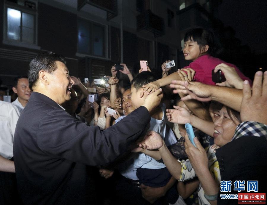 这是1日傍晚，习近平在福州市军门社区与居民群众交流。 新华社记者 兰红光 摄
