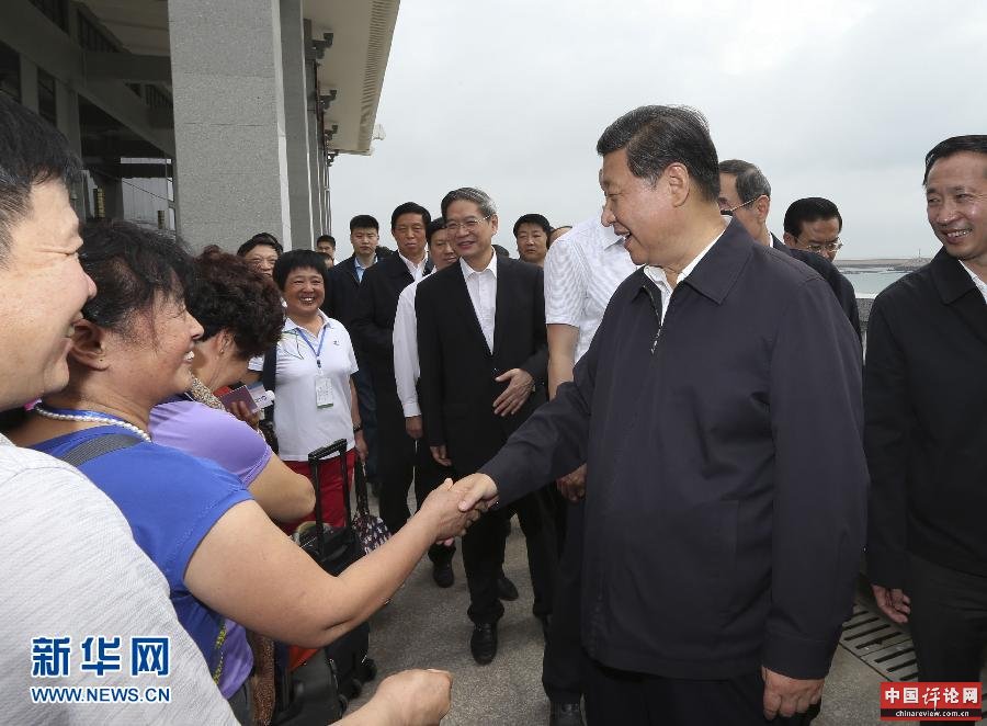 这是1日上午，习近平在平潭海峡高速客运码头旅检大楼向赴台的两岸旅客问好。 新华社记者 兰红光 摄