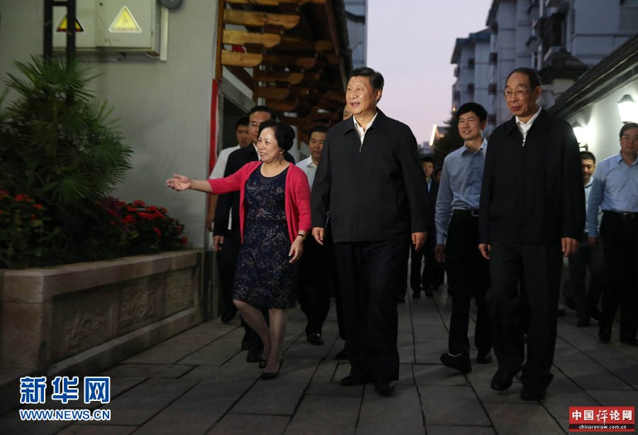 这是1日傍晚，习近平在福州市军门社区听取社区党建工作情况介绍。 新华社记者 兰红光 摄