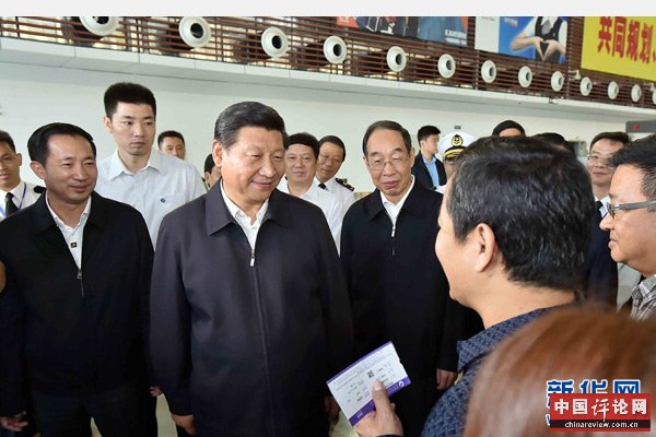 这是1日上午，习近平在平潭海峡高速客运码头旅检大楼与赴台的两岸旅客交谈。 新华社记者 李涛 摄 