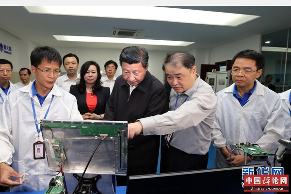 这是1日下午，习近平在新大陆科技集团工程实验室详细听取科研人员介绍企业自主创新情况。 新华社记者 兰红光 摄