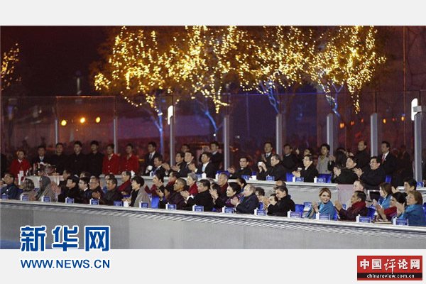 11月10日，国家主席习近平和夫人彭丽媛在北京与出席亚太经合组织第二十二次领导人非正式会议的各成员经济体领导人、代表及配偶共同观看焰火表演。新华社记者 鞠鹏 摄 