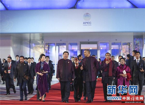 这是晚宴结束后，领导人准备观看焰火表演。新华社记者 兰红光 摄 