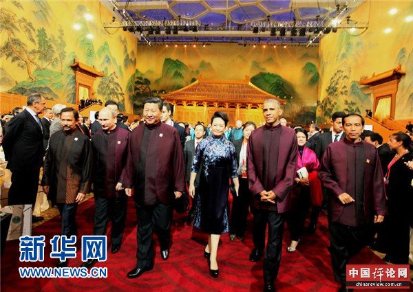 11月10日晚，国家主席习近平和夫人彭丽媛在北京国家游泳中心（水立方）举行宴会，欢迎出席亚太经合组织第二十二次领导人非正式会议的各成员经济体领导人、代表及配偶。这是领导人步入宴会大厅。新华社记者 兰红光 摄