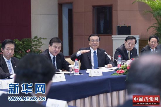 11月20日，国务院总理李克强在杭州会见出席首届世界互联网大会的中外代表并同他们座谈。 新华社记者 王晔 摄