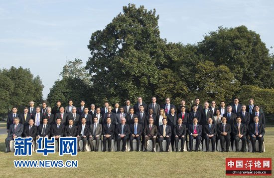 11月20日，国务院总理李克强在杭州会见出席首届世界互联网大会的中外代表并同他们座谈。 新华社记者 王晔 摄