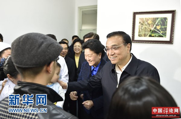 在第27个世界艾滋病日来临前夕，中共中央政治局常委、国务院总理李克强来到北京首家接诊艾滋病患者的佑安医院，考察艾滋病防治工作，代表党中央、国务院慰问一线医护人员、基层防艾工作者和志愿者。这是李克强看望艾滋病患者。 新华社记者谢环驰摄
