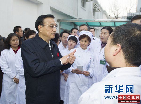在第27个世界艾滋病日来临前夕，中共中央政治局常委、国务院总理李克强来到北京首家接诊艾滋病患者的佑安医院，考察艾滋病防治工作，代表党中央、国务院慰问一线医护人员、基层防艾工作者和志愿者。这是李克强看望医务人员。 新华社记者谢环驰摄 