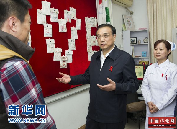 在第27个世界艾滋病日来临前夕，中共中央政治局常委、国务院总理李克强来到北京首家接诊艾滋病患者的佑安医院，考察艾滋病防治工作，代表党中央、国务院慰问一线医护人员、基层防艾工作者和志愿者。这是李克强同防艾志愿者交谈。 新华社记者谢环驰摄