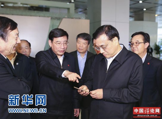 1月4日至6日，中共中央政治局常委、国务院总理李克强在广东深圳、广州考察。这是1月4日，李克强在深圳考察华为公司。新华社记者 丁林摄