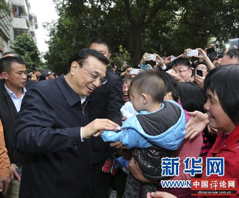 1月4日至6日，中共中央政治局常委、国务院总理李克强在广东深圳、广州考察。这是1月5日，李克强在广州萝岗区联和街玉树社区考察。新华社记者 丁林 摄