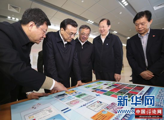 1月4日至6日，中共中央政治局常委、国务院总理李克强在广东深圳、广州考察。这是1月5日，李克强在位于国家新批准的广东自贸试验区的广州南沙新区考察简政放权情况。新华社记者 丁林 摄