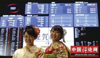 中国人带上坚挺的人民币欲砸晕日本