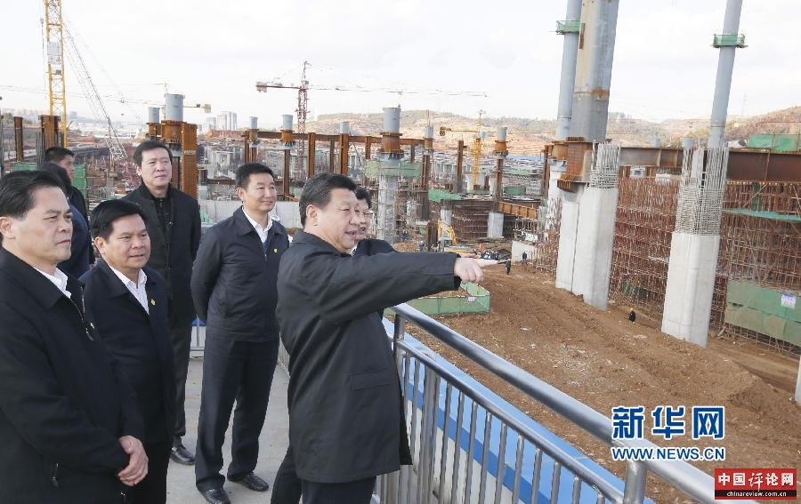 这是1月20日，习近平来到正在建设中的昆明火车南站，详细了解工程设计和施工进度。 新华社记者 鞠鹏 摄 