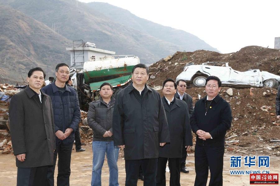 这是1月19日，习近平在鲁甸县龙头山镇，踏上废墟查看灾情。 新华社记者 鞠鹏 摄