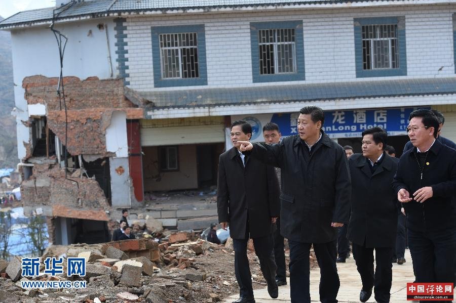 这是1月19日，习近平在鲁甸县龙头山镇，踏上废墟查看灾情。 新华社记者 张铎 摄