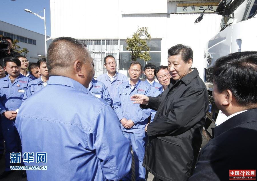 这是1月20日，习近平来到大理国家级经济技术开发区力帆骏马车辆有限公司，了解企业发展状况。 新华社记者 鞠鹏 摄