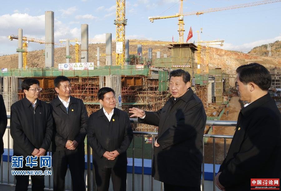 这是1月20日，习近平来到正在建设中的昆明火车南站，详细了解工程设计和施工进度。 新华社记者 鞠鹏 摄
