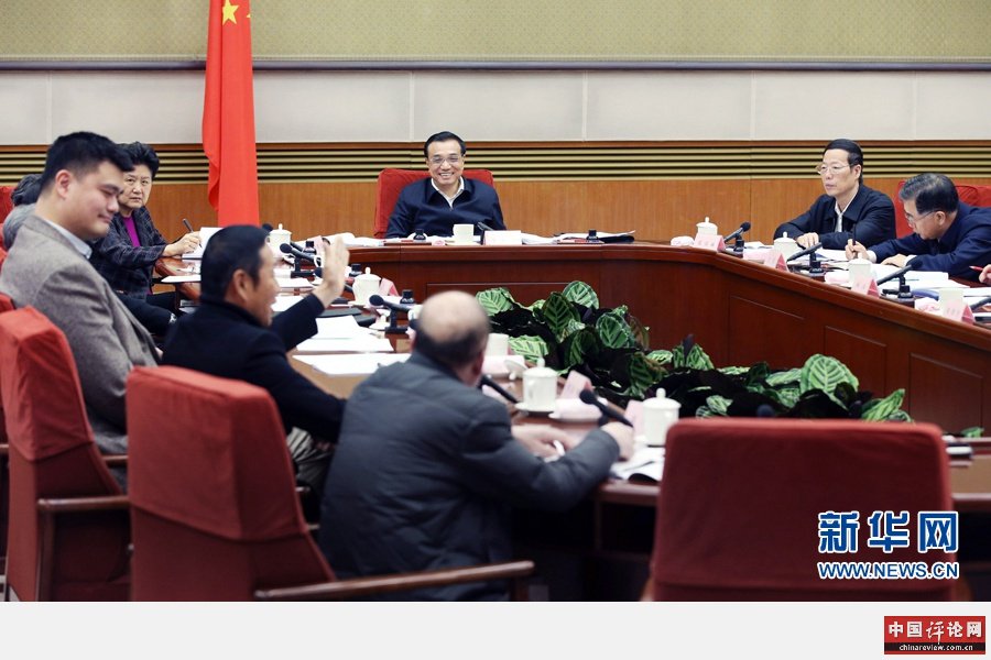 1月27日，国务院总理李克强在北京中南海主持召开座谈会，听取教育、科技、文化、卫生、体育界人士和基层群众代表对《政府工作报告（征求意见稿）》的意见和建议。 新华社记者 姚大伟 摄
