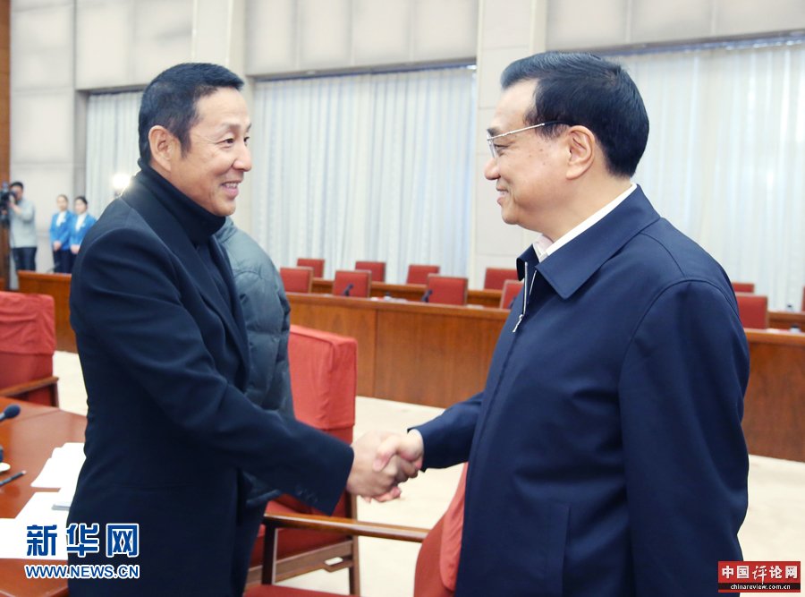 1月27日，国务院总理李克强在北京中南海主持召开座谈会，听取教育、科技、文化、卫生、体育界人士和基层群众代表对《政府工作报告（征求意见稿）》的意见和建议。 新华社记者 姚大伟 摄