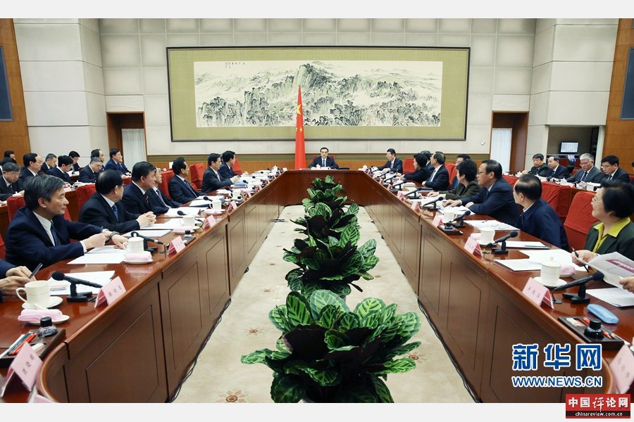 日前，国务院总理李克强在北京中南海主持召开座谈会，在全国两会召开前听取各民主党派中央、全国工商联负责人和无党派人士代表对《政府工作报告（征求意见稿）》的意见和建议。 新华社记者 姚大伟 摄