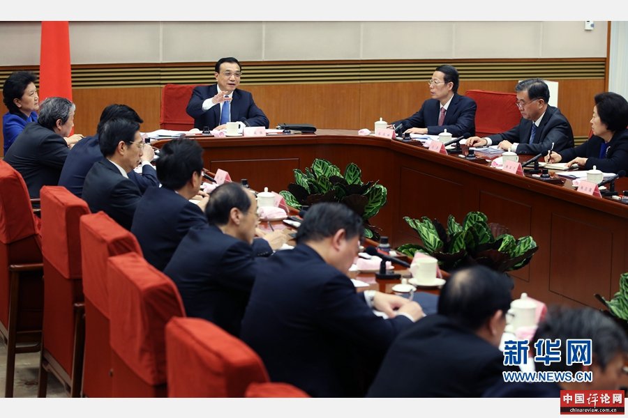 日前，国务院总理李克强在北京中南海主持召开座谈会，在全国两会召开前听取各民主党派中央、全国工商联负责人和无党派人士代表对《政府工作报告（征求意见稿）》的意见和建议。 新华社记者 姚大伟 摄