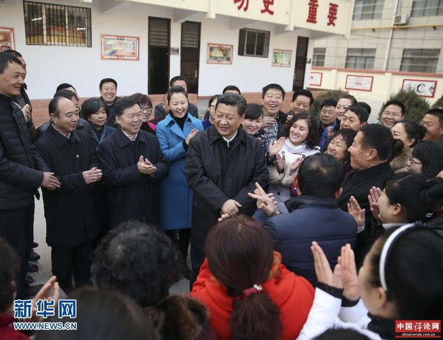 这是14日上午，习近平在延安市杨家岭福州希望小学视察后，与闻讯赶来的附近群众亲切交流并向大家拜年。新华社记者 兰红光 摄 