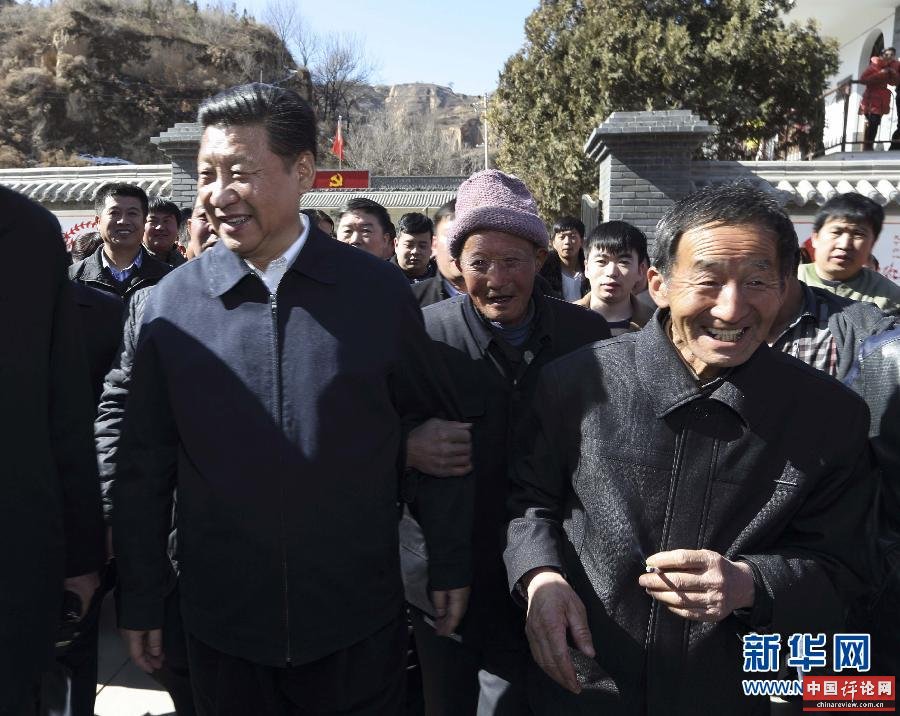 这是13日上午，习近平在延安市延川县文安驿镇梁家河村同村民们在一起。新华社记者 兰红光 摄 