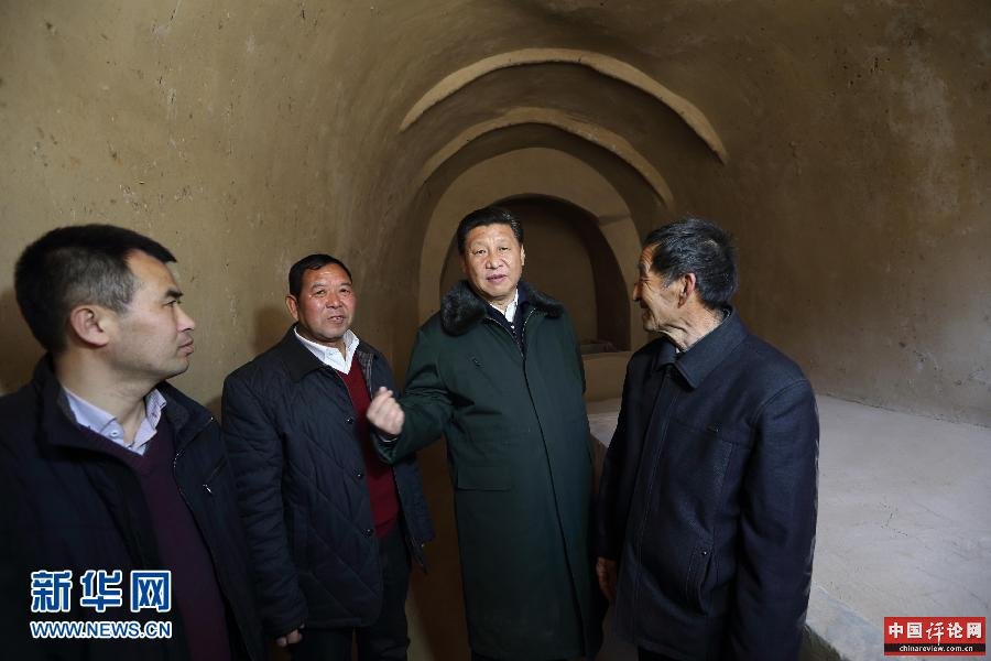 这是13日上午，习近平在延安市延川县文安驿镇梁家河村看望村民，同他们回忆当年一起劳动生活的情景。新华社记者 兰红光 摄 