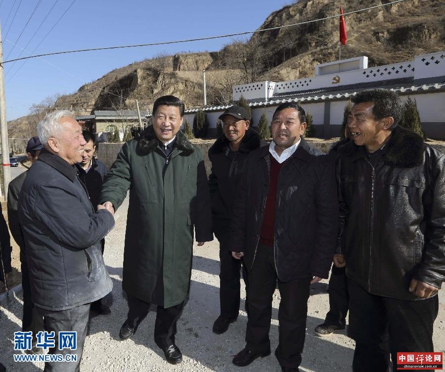 这是13日上午，习近平在延安市延川县文安驿镇梁家河村看望村民，同他们亲切交谈。新华社记者 兰红光 摄 