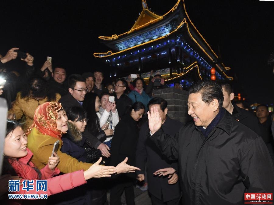 这是15日晚，习近平在西安古城墙，考察城墙保护状况时，向群众挥手致意，祝大家新春快乐。新华社记者 李学仁 摄 