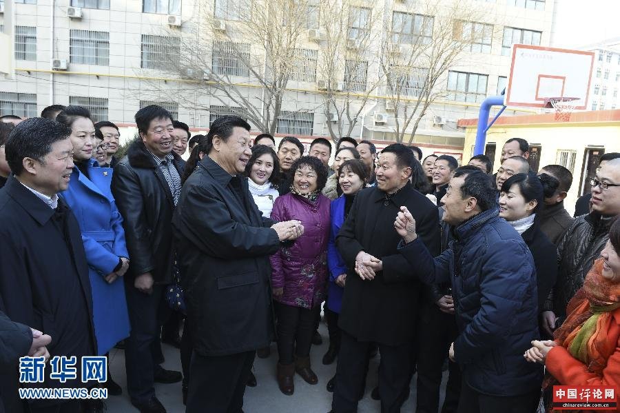 这是14日上午，习近平在延安市杨家岭福州希望小学看望教职工后，同闻讯赶来的附近群众亲切交流，关切询问他们年货都办好没有，还有什么困难。新华社记者 李学仁 摄 