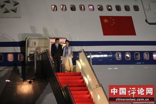 习近平抵达雅加达出席亚非领导人会议
