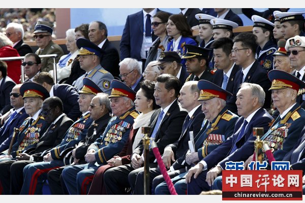 5月9日，俄罗斯举行纪念卫国战争胜利70周年盛大庆典。国家主席习近平和来自世界约20个国家和地区及国际组织领导人出席庆典。这是习近平和夫人彭丽媛同普京等领导人出席红场阅兵仪式。新华社记者 鞠鹏 摄
