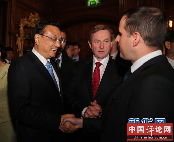 会谈前，李克强与肯尼等爱尔兰政府官员交谈。新华社记者刘卫兵摄