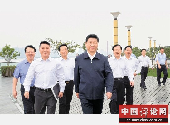 5月26日，习近平总书记考察杭州市钱江新城时健步走在城市阳台。 记者 黄曙林 梁臻 摄