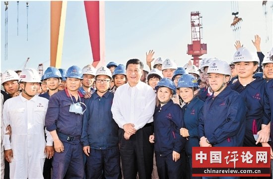 5月25日，习近平总书记在舟山长宏国际船舶修造有限公司考察时与建设者们合影。 记者 黄曙林 梁臻 摄