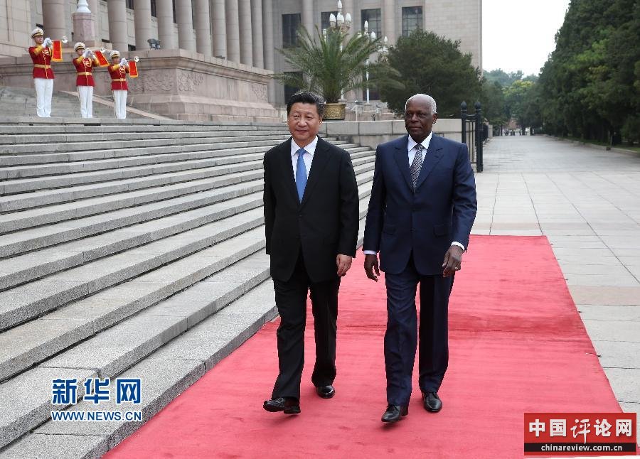 6月9日，国家主席习近平在北京人民大会堂同安哥拉总统多斯桑托斯举行会谈。会谈前，习近平在人民大会堂东门外广场为多斯桑托斯举行欢迎仪式。新华社记者 庞兴雷 摄