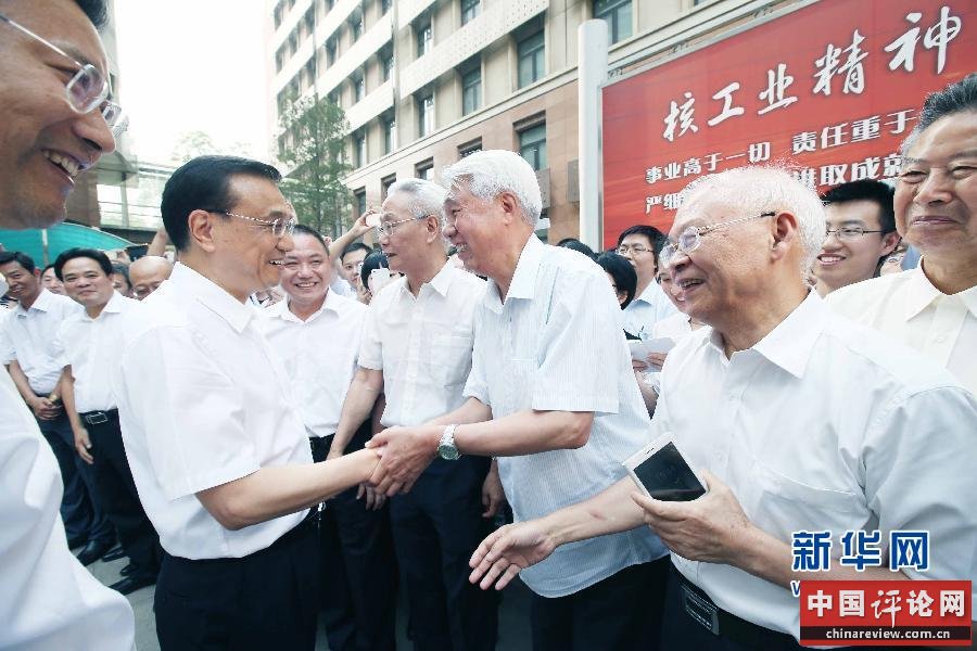 6月15日，中共中央政治局常委、国务院总理李克强先后来到中国核电工程有限公司、工业和信息化部考察并主持召开座谈会。这是李克强在中国核电工程有限公司考察。新华社记者 姚大伟 摄