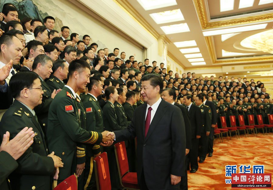  9月16日，党和国家领导人习近平、刘云山等在北京人民大会堂会见中国人民抗日战争暨世界反法西斯战争胜利70周年纪念活动各工作机构负责同志和工作人员、演职人员、受阅部队官兵代表。新华社记者 兰红光 摄