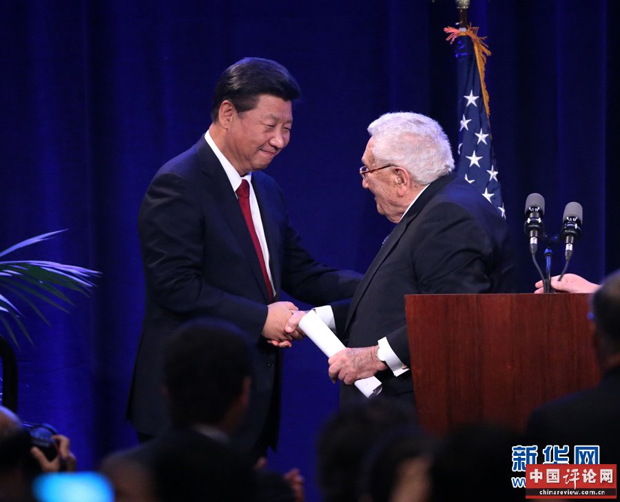9月22日，国家主席习近平在美国华盛顿州西雅图市出席华盛顿州当地政府和美国友好团体联合举行的欢迎宴会并发表演讲。这是习近平演讲前，与刚刚结束演讲的美国前国务卿基辛格握手。 新华社记者 刘卫兵 摄