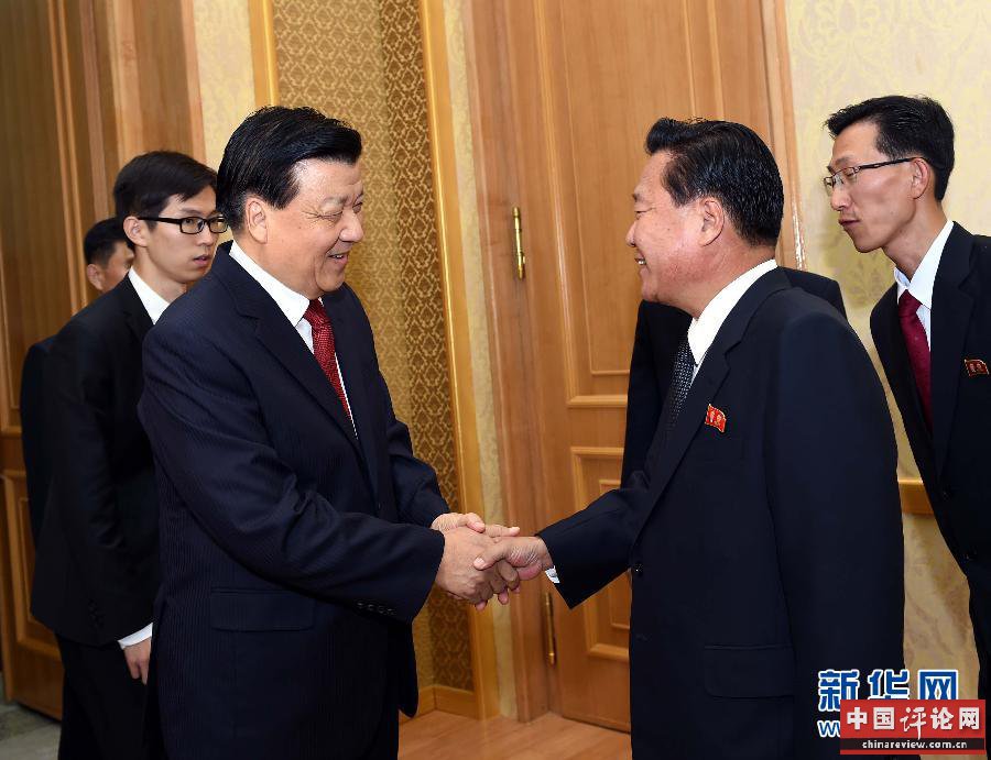 10月9日，在朝鲜进行正式友好访问的中共中央政治局常委、中央书记处书记刘云山与朝鲜劳动党中央政治局委员、中央书记崔龙海举行会谈。新华社记者 饶爱民 摄