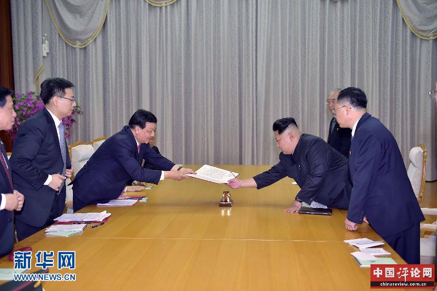 10月9日，中共中央政治局常委、中央书记处书记刘云山在平壤百花园迎宾馆会见朝鲜劳动党第一书记金正恩。这是刘云山向金正恩转交习近平总书记的亲署函。新华社记者 李涛 摄