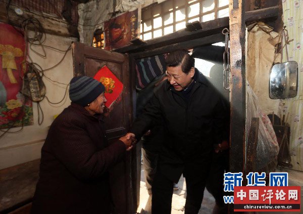　2012年12月29日至30日，中共中央总书记、中央军委主席习近平在河北省阜平县看望慰问困难群众。这是习近平在龙泉关镇骆驼湾村到困难群众唐荣斌家看望。 新华社记者 兰红光 摄