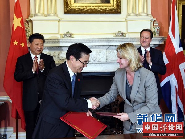 10月21日，国家主席习近平在伦敦唐宁街首相府同英国首相卡梅伦举行会谈。这是会谈结束后，两国领导人共同见证双边合作文件的签署。新华社记者 饶爱民 摄 