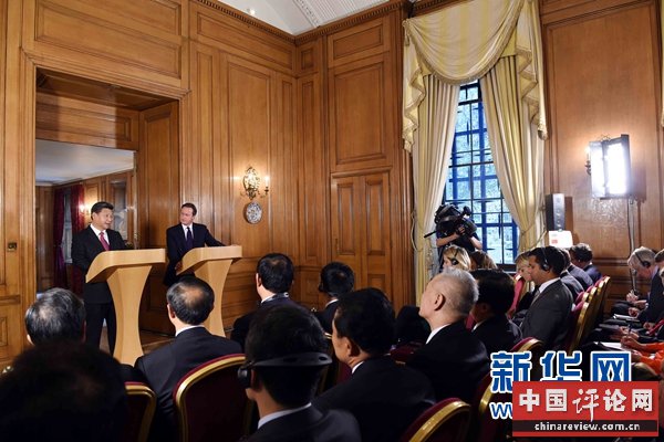 10月21日，国家主席习近平在伦敦唐宁街首相府同英国首相卡梅伦举行会谈。这是会谈结束后，习近平和卡梅伦共同会见记者。 新华社记者 饶爱民 摄 