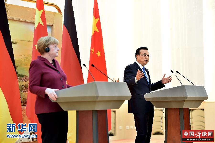 10月29日，国务院总理李克强在北京人民大会堂同德国总理默克尔共同会见记者。 新华社记者 李涛 摄